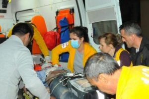 Otomobil lise &ouml;ğrencilerine &ccedil;arptı