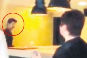 Hayranları Burak &Ouml;z&ccedil;ivit'in restoranını bastı