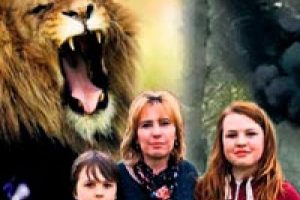 Alevlerden ka&ccedil;arken aslanlara yakalandı