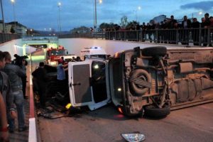 Zincirleme trafik kazasında &uuml;&ccedil; ara&ccedil; birbirine girdi