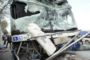 Yolcu minib&uuml;s&uuml; ve belediye otob&uuml;s&uuml; &ccedil;arpıştı: 2 &ouml;l&uuml;, 20 yaralı