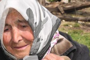 Buzdolabının buzunu eritmek isterken evi yaktı