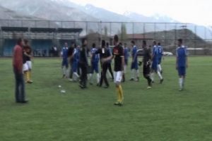 Saha i&ccedil;i ve dışında kavga etmeyen kalmadı