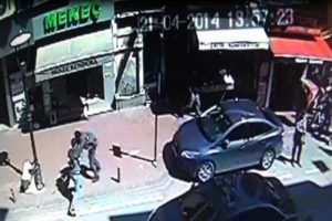 Kekeme arkadaşıyla dalga ge&ccedil;ti bı&ccedil;aklandı