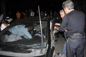 Kaza yapan avukat ara&ccedil;ta sıkıştı