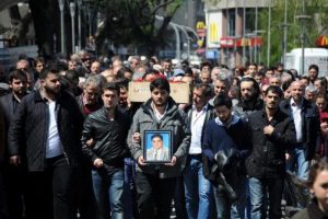 Gazeteci son yolculuğuna uğurlandı