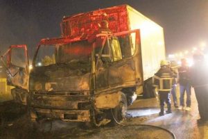 Kamyon yol ortasında alev topuna d&ouml;nd&uuml;