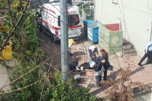 &Ouml;nce kendini bı&ccedil;akladı, sonra ikinci kattan atladı!