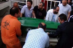 Şiddete uğrayan kadını kurtarmak isterken &ouml;ld&uuml;r&uuml;ld&uuml;