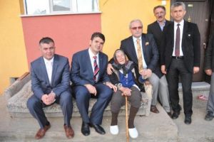 Evi yanan kadına valilik sahip &ccedil;ıktı