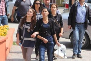 Sa&ccedil; tokasıyla dehşet sa&ccedil;an kadınlar kıskıvrak!