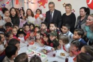 Kreş &ouml;ğrencileri 23 Nisan pastası kesti