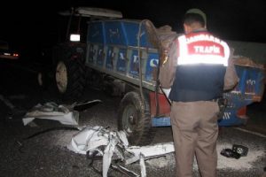 Minib&uuml;s trakt&ouml;re &ccedil;arptı! Kazazede yakınları sinir krizi ge&ccedil;irdi