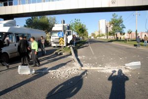 Freni boşalan TIR elektrik direğine &ccedil;arptı