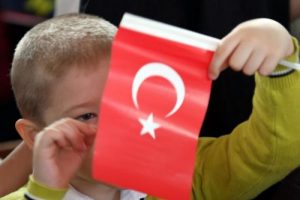 Atat&uuml;rk artık uyansın diyerek g&ouml;zyaşı d&ouml;kt&uuml;