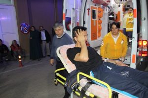 Bursa'da gen&ccedil;lerin kavgasında kan aktı