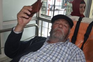 Dedelerin bastonlu kavgası hastanede bitti