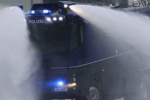 Alman polis aracı yumurtaya yenildi