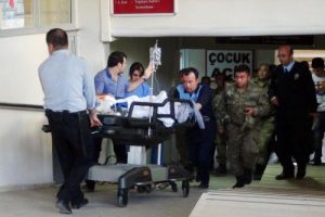 Babasının tabancasıyla oynarken yaralandı