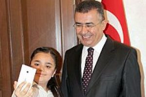Bu da 23 Nisan selfie'si