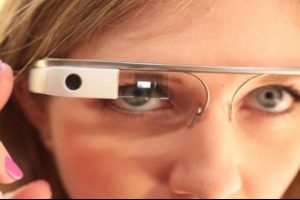 Google Glass alana 4 g&ouml;zl&uuml;k birden verecek!