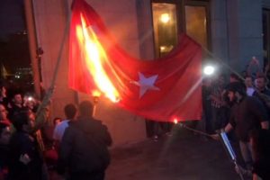 Ermeniler T&uuml;rk Bayrağı yaktı