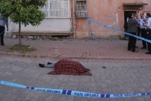 Eşinin &uuml;zerine kızgın yağ d&ouml;k&uuml;p intihar etti