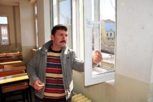 PKK yandaşlarından liseye taşlı saldırı