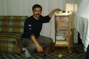 Etajerden kulu&ccedil;ka makinesi yaptı