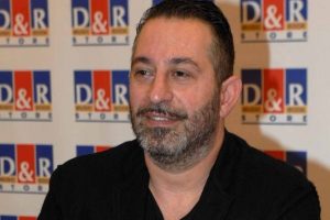 Cem Yılmaz'dan k&uuml;f&uuml;rl&uuml; tepki