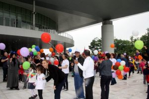 Engelli &ccedil;ocuklar g&ouml;ky&uuml;z&uuml;ne balon u&ccedil;urdu