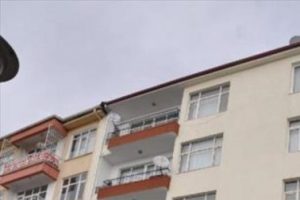 Eşinin &uuml;zerine kızgın yağ d&ouml;kerek yaktı