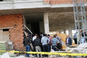 İnşaattan d&uuml;şen iki iş&ccedil;i hayatını kaybetti