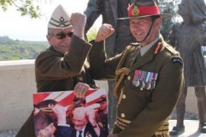 Babasının heykeli &ouml;n&uuml;nde poz verdi