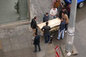 Zabıtaya direnip el arabasını ka&ccedil;ırdılar