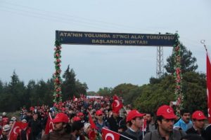 20 bin kişi 57. Alay'ın izinde y&uuml;r&uuml;d&uuml;