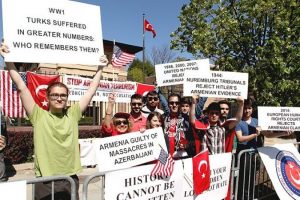 T&uuml;rkler ve Ermeniler karşılıklı g&ouml;steri yaptı
