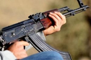 12 yaşındaki bir &ccedil;ocuk kalaşnikofla tarandı