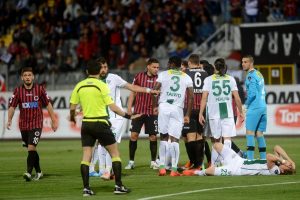 Bursasporlu futbolcular da hakeme isyan etti!
