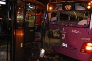 Minib&uuml;s otob&uuml;se &ccedil;arptı: 8 yaralı