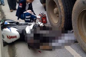 Kamyonun altında feci şekilde can verdiler
