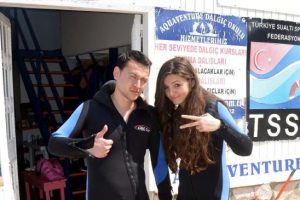 Su altında s&uuml;rpriz evlilik teklifi