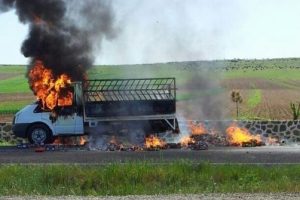 Sigara izmariti seyir halindeki aracı k&uuml;l etti