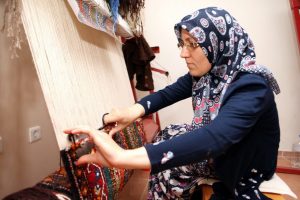 "Ak&ccedil;alar Halısı"nı mahalleli kadınlar markalaştıracak