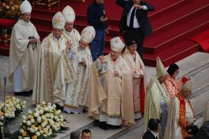 Vatikan'da iki Papa aziz ilan edildi