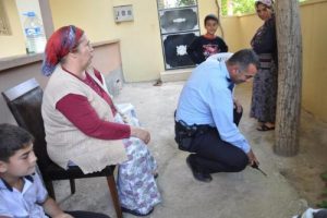Bah&ccedil;ede otururken boynuna kurşun isabet etti