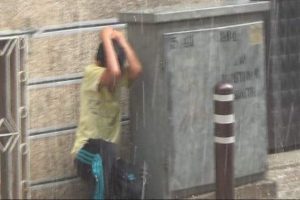 Doluya yakalanan &ccedil;ocuk b&ouml;yle g&ouml;r&uuml;nt&uuml;lendi