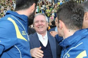 Aziz Yıldırım ve futbolcular birarada
