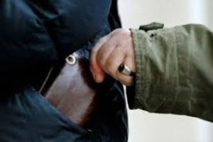 Bursa'da uyuşturucu aldığı sokakta yankesicilerin kurbanı oldu