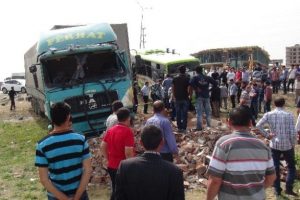TIR ile otob&uuml;s &ccedil;arpıştı, can pazarı yaşandı